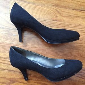 Kelly & Katie Black Faux Suede Pump - Size 9